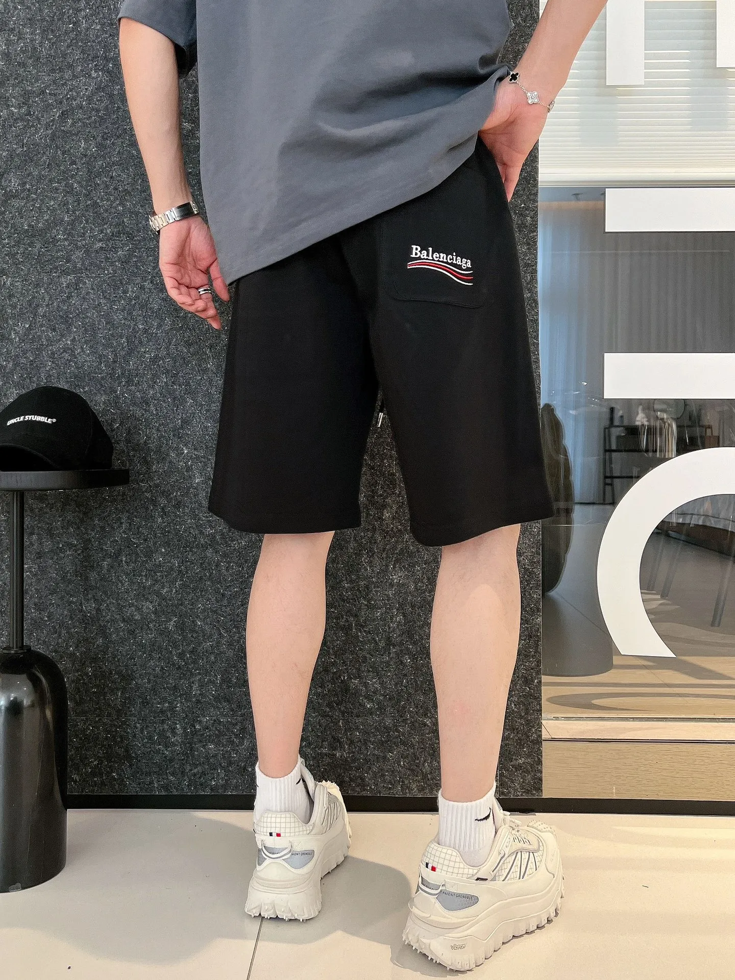 Balenciaga's three-standard complete 2026 summer New Arrival men's casual shorts, advanced custom-made Breathable fabric, Breathable fabric, extremely stretchy and comfortable, impeccable details, top-grade accessories, original logo design concept, delicate and soft feel! The upper body fit is awesome! Size: M-XXXL Please state your height and weight when ordering
